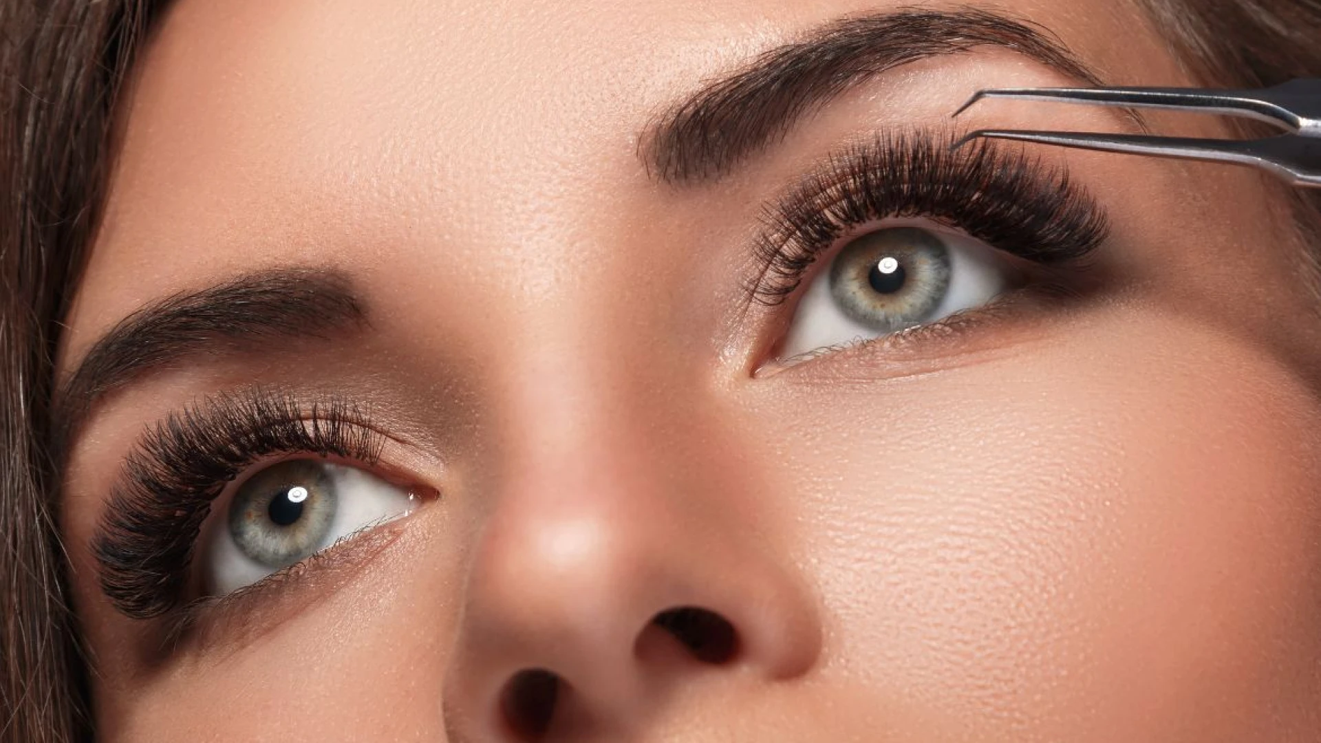 Apply Eyelash extensions